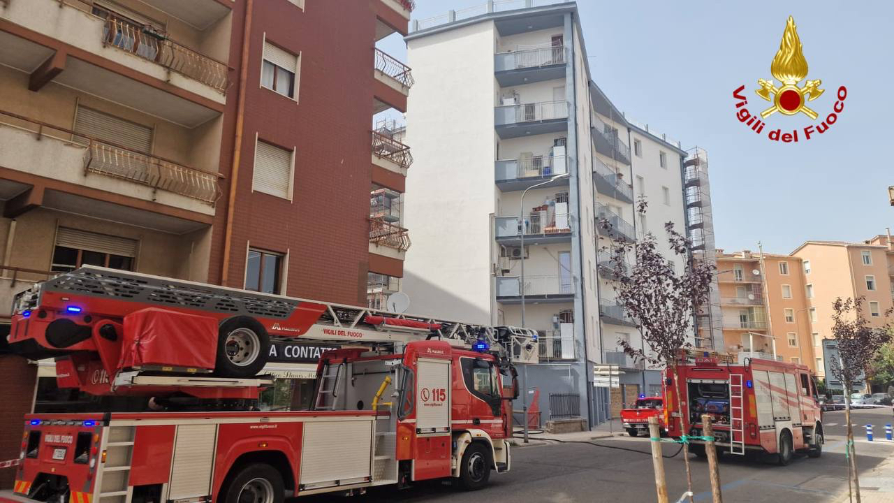 Paura nella centrale via Catte a Nuoro: fiamme nel cortile di un palazzo