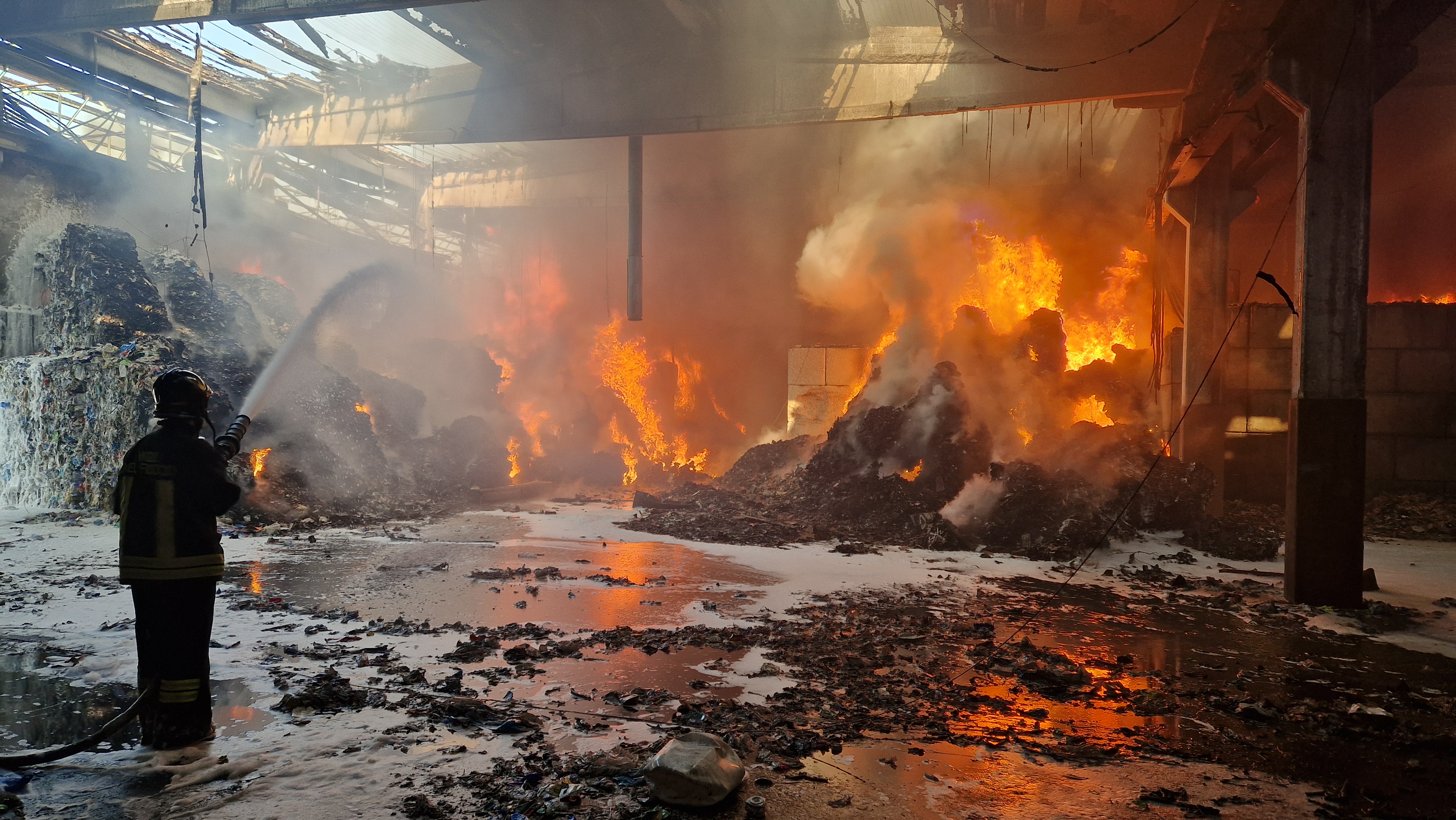 In fiamme impianto di trattamento rifiuti a Cadelbosco di Sopra