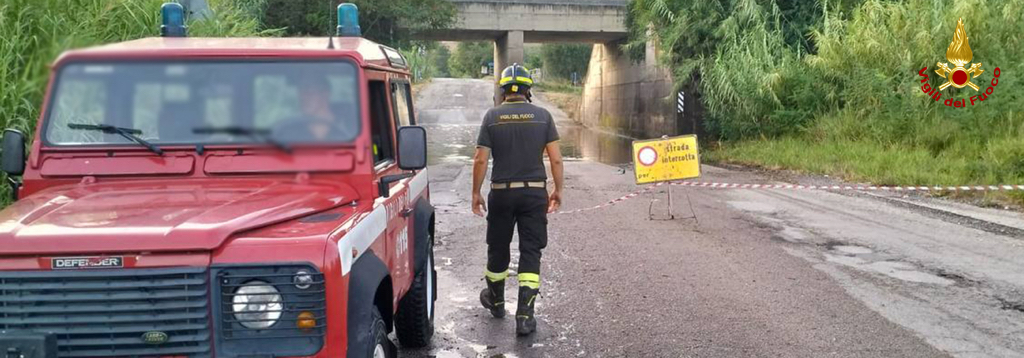 Uomo rimasto bloccato con l’autovettura in un sottopasso a causa del maltempo