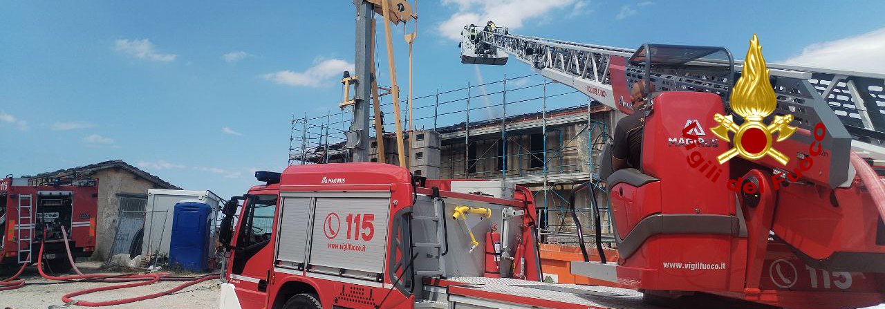 Incendio su un tetto ad Amendola