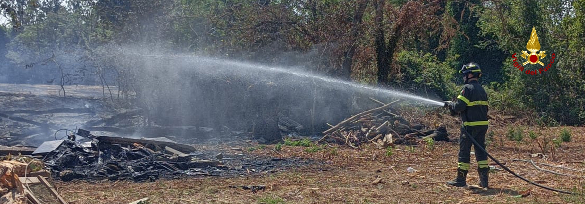 Vegetazione in fiamme a Pianello. Vigili del fuoco al lavoro