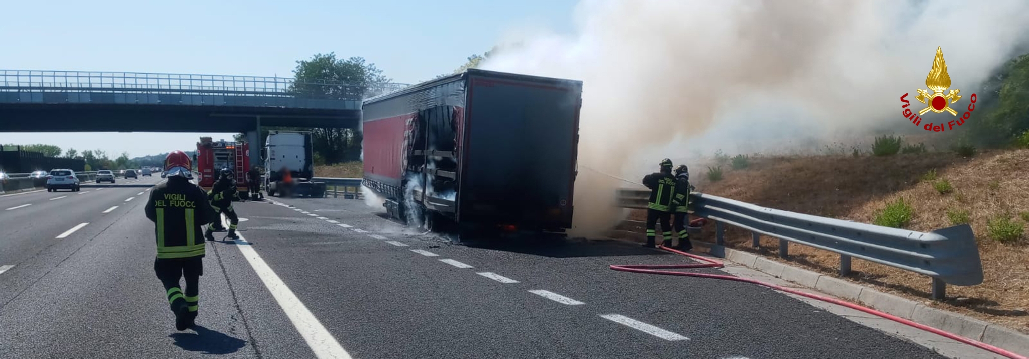 Semirimorchio in fiamme in A14. Vigili del fuoco sul posto