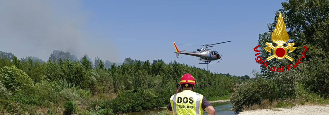 Vasto incendio di vegetazione lungo il fiume Tronto