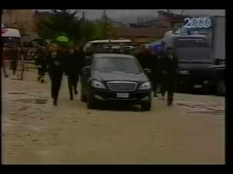 Benedetto XVI visita Onna devastata dal terremoto.mp4