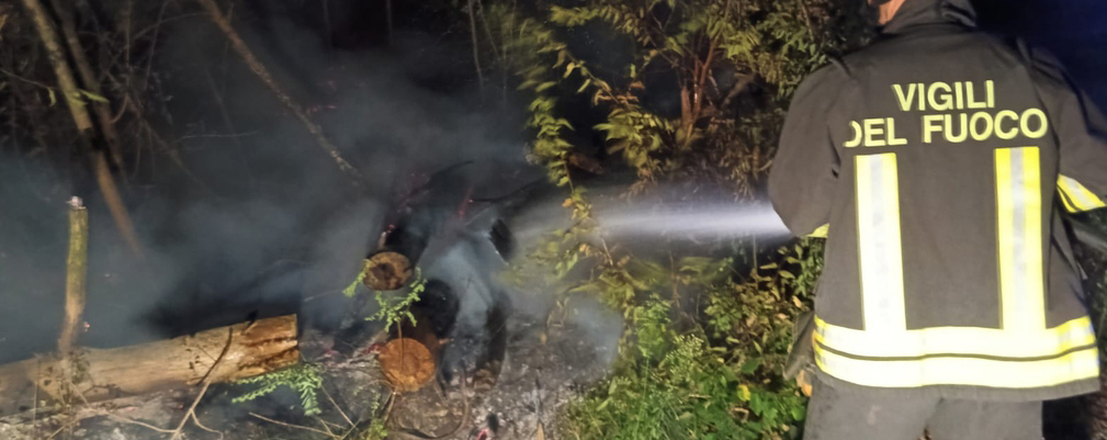 Incendio boschivo nella notte