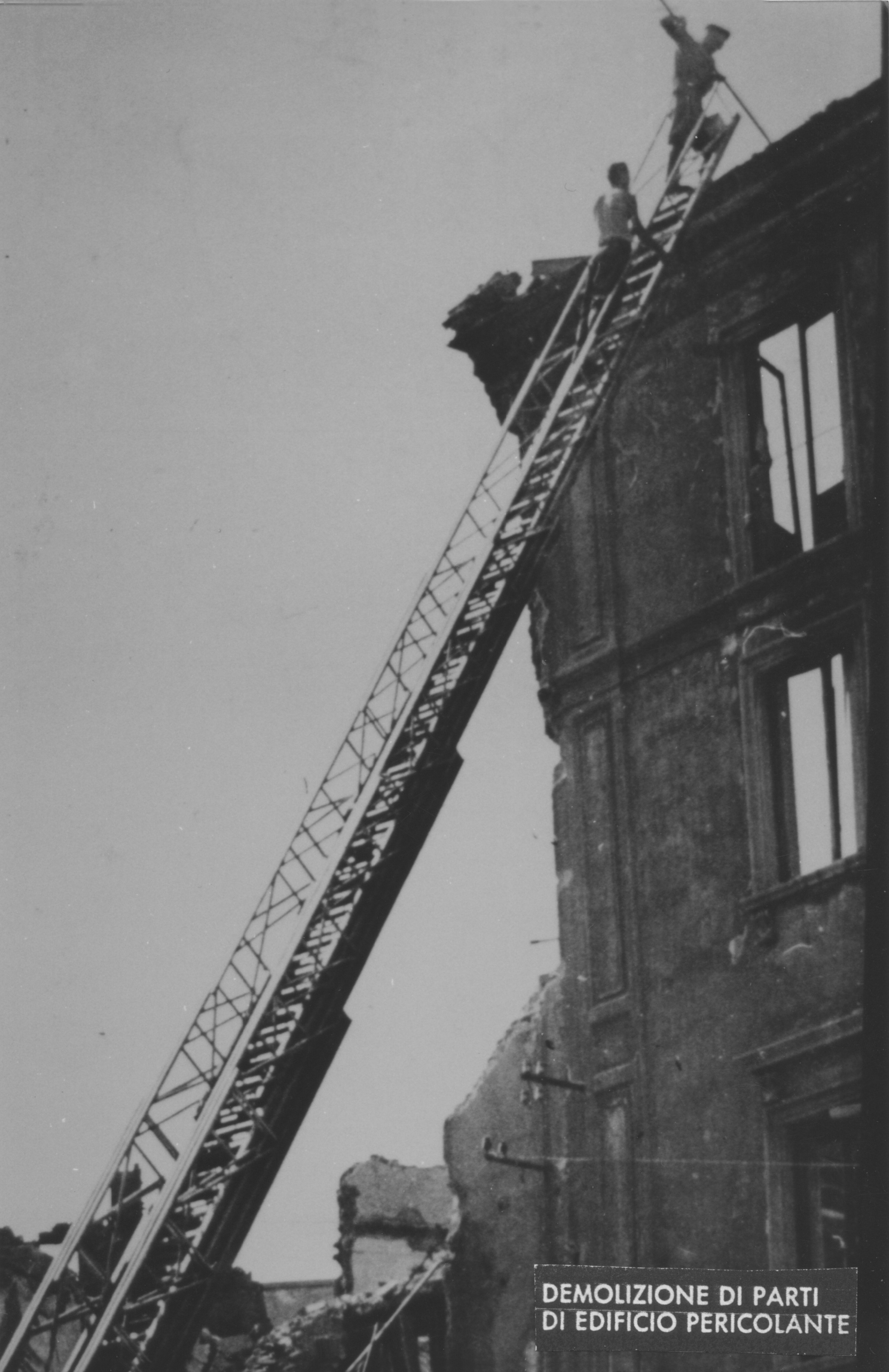 Demolizione edificio pericolante