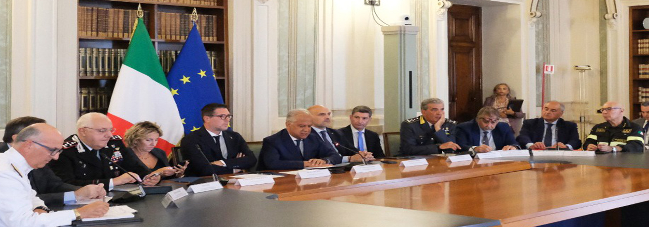 Il Ministro Piantedosi ringrazia i Vigili del fuoco per la lotta agli incendi boschivi