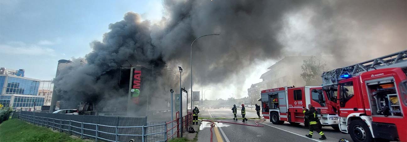 Incendio in un magazzino a Conegliano, massiccio intervento dei Vigili del fuoco