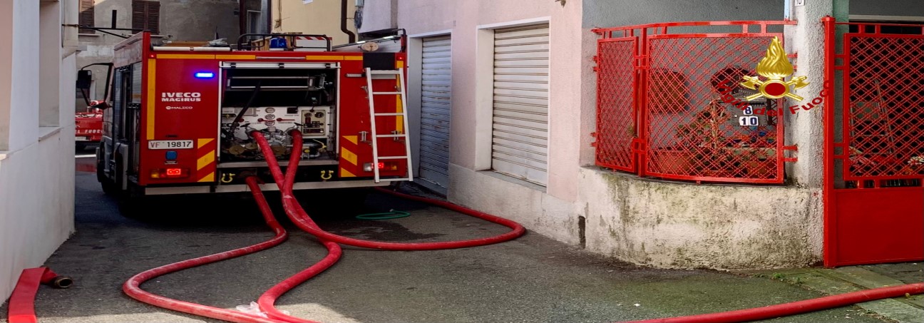 Incendio abitazione a Tollegno. Vigili del fuoco sul posto