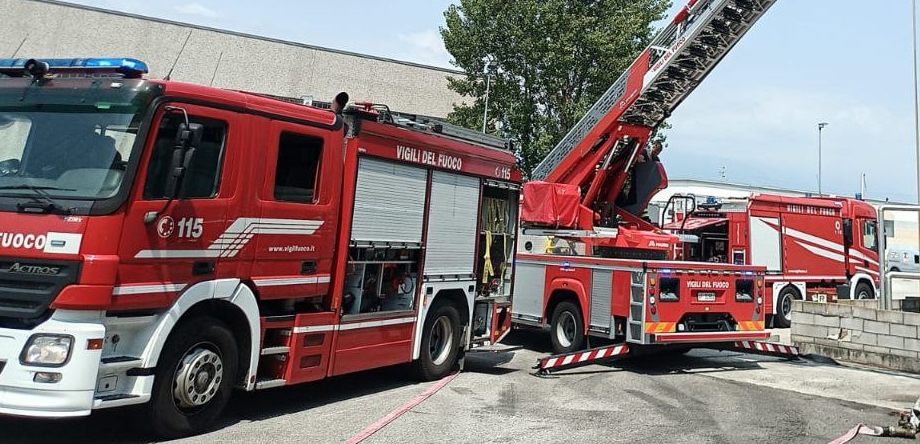 Principio d'incendio sul tetto di un capannone