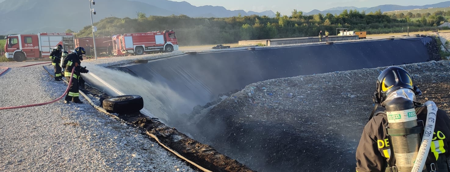 Incendio in una discarica a Maniago