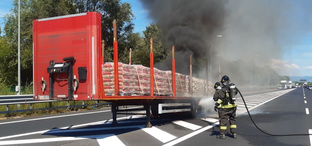 Autoarticolato in fiamme sulla A 34 a Villesse