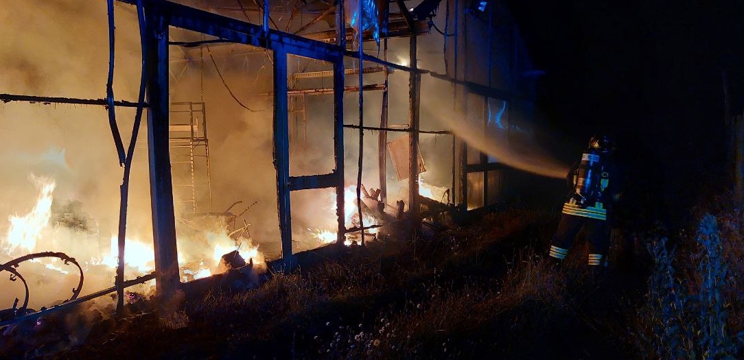 Incendio in una serra a Maniago, il tempestivo intervento dei Vigili del fuoco ha evitato la propagazione delle fiamme e salvato la struttura