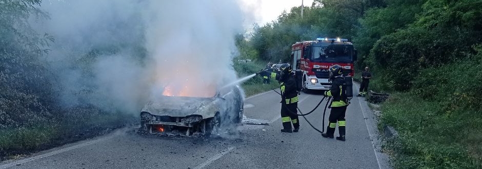 Incendio di un'autovettura a Polcenigo. Tempestivo intervento dei Vigili del fuoco per evitare la propagazione delle fiamme sulla vegetazione