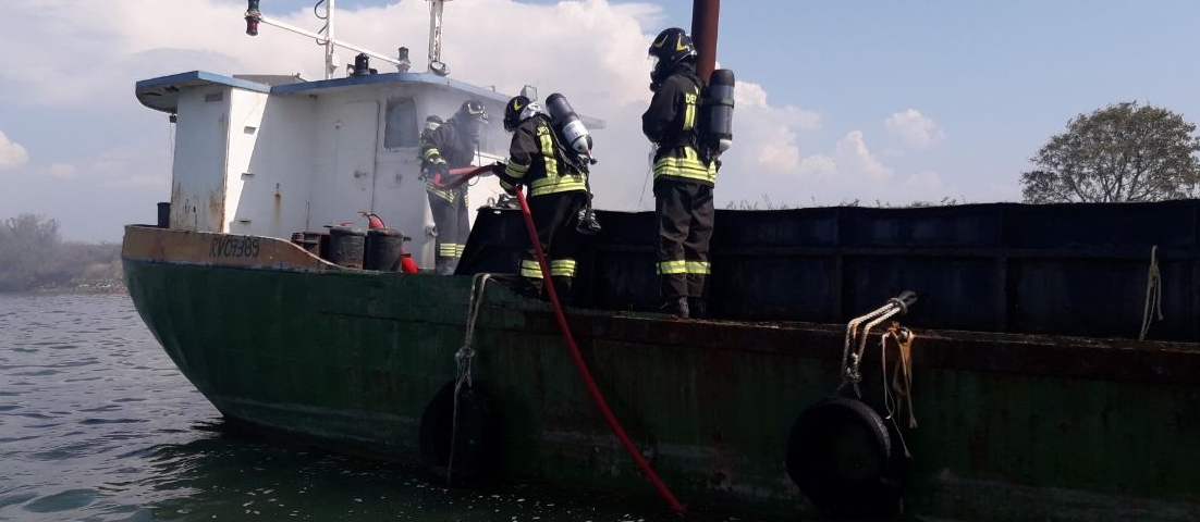 Principio d'incendio su una draga nella laguna di Grado