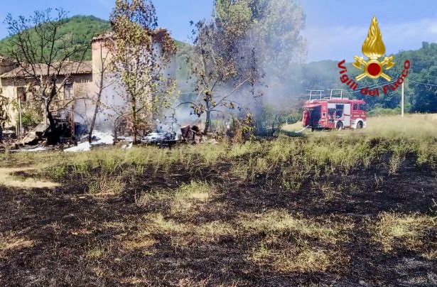 Incendio campo e annesso agricolo a Città di Castello