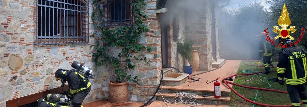 Vigile del Fuoco coinvolto da un'esplosione durante la lotta ad un incendio in uno scantinato a Bargecchia