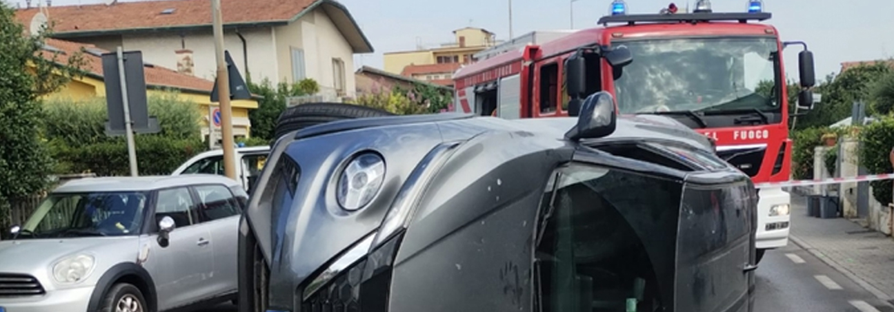 Auto si ribalta in strada a Viareggio. Soccorsa persona dai Vigili del fuoco