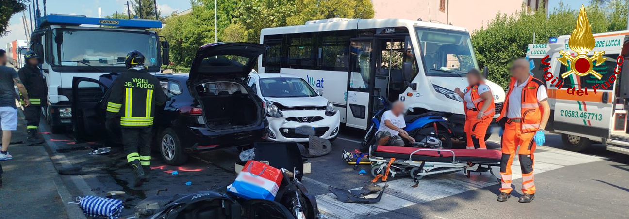 Lucca, incidente stradale: i Vigili del Fuoco estraggono due feriti dalla lamiere delle auto