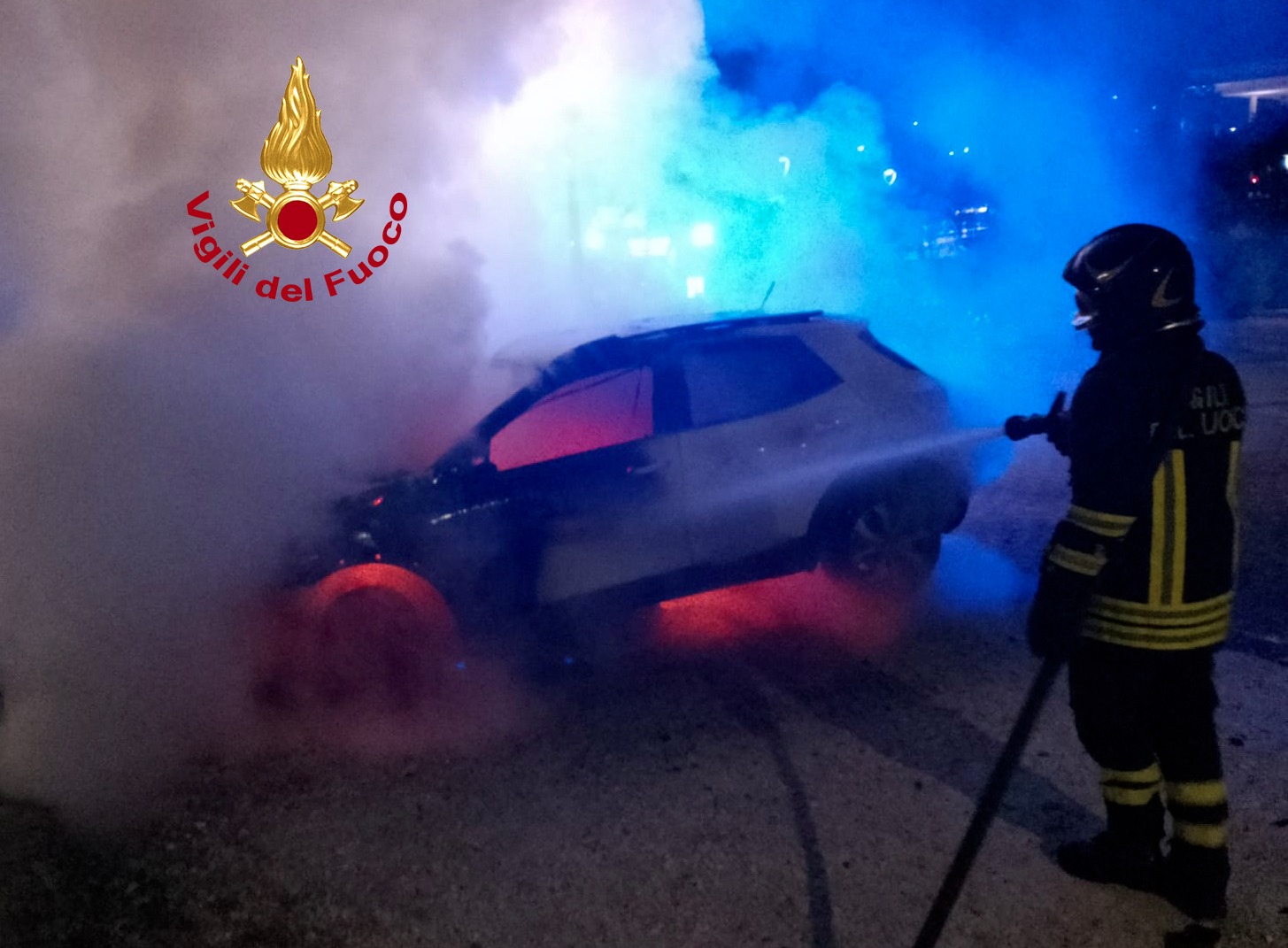 Incendio di un'autovettura in un parcheggio nelle vicinanze dell'ospedale