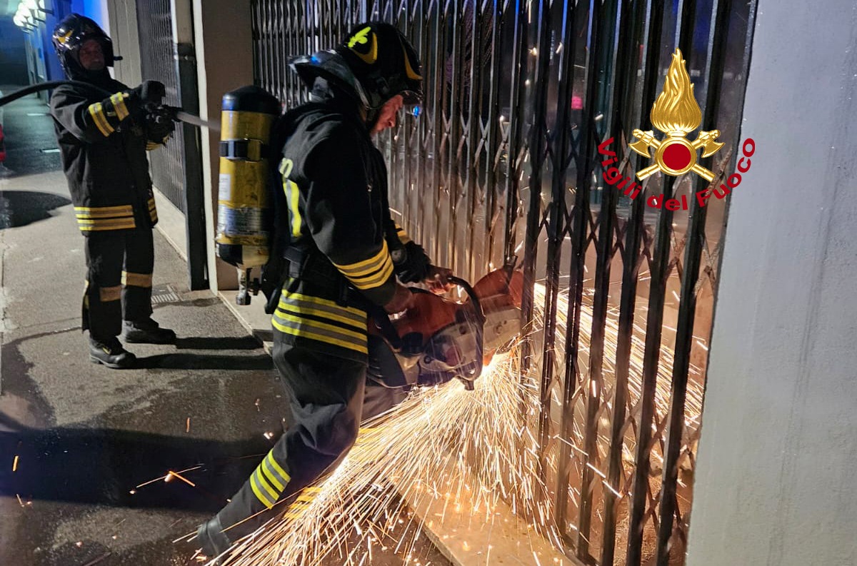 Incendio in un'attività commerciale