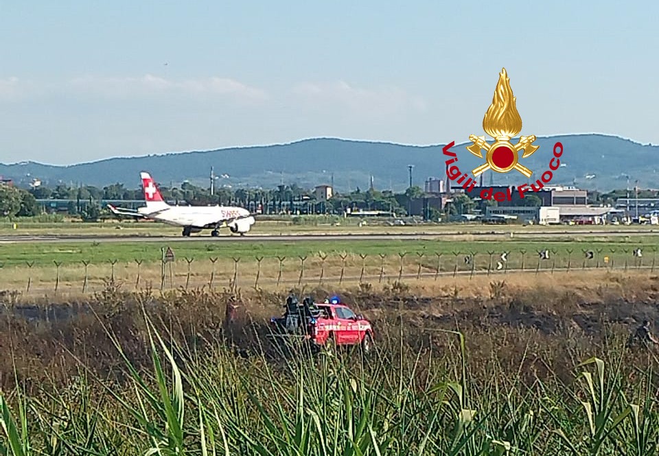 Incendio di sterpaglie tra il polo scientifico e il sedime aeroportuale dello scalo di Firenze