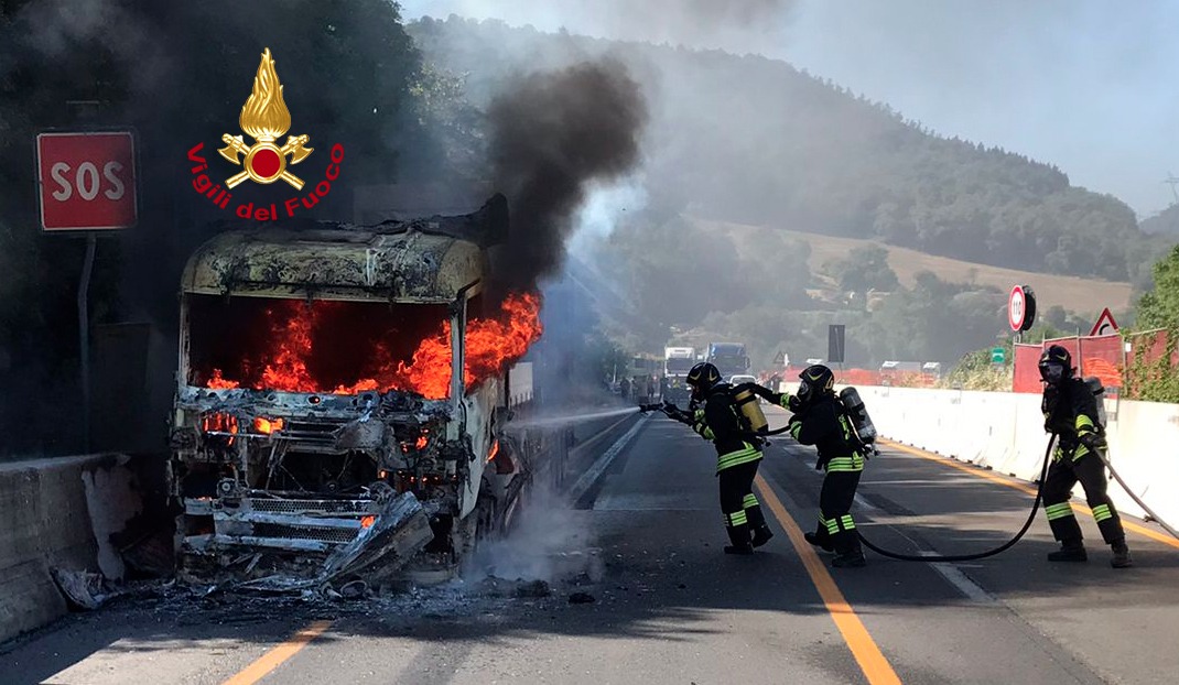 Incendio di un mezzo pesante adibito al trasporto di mezzia agricoli sulla A1 nel comune di Calenzano