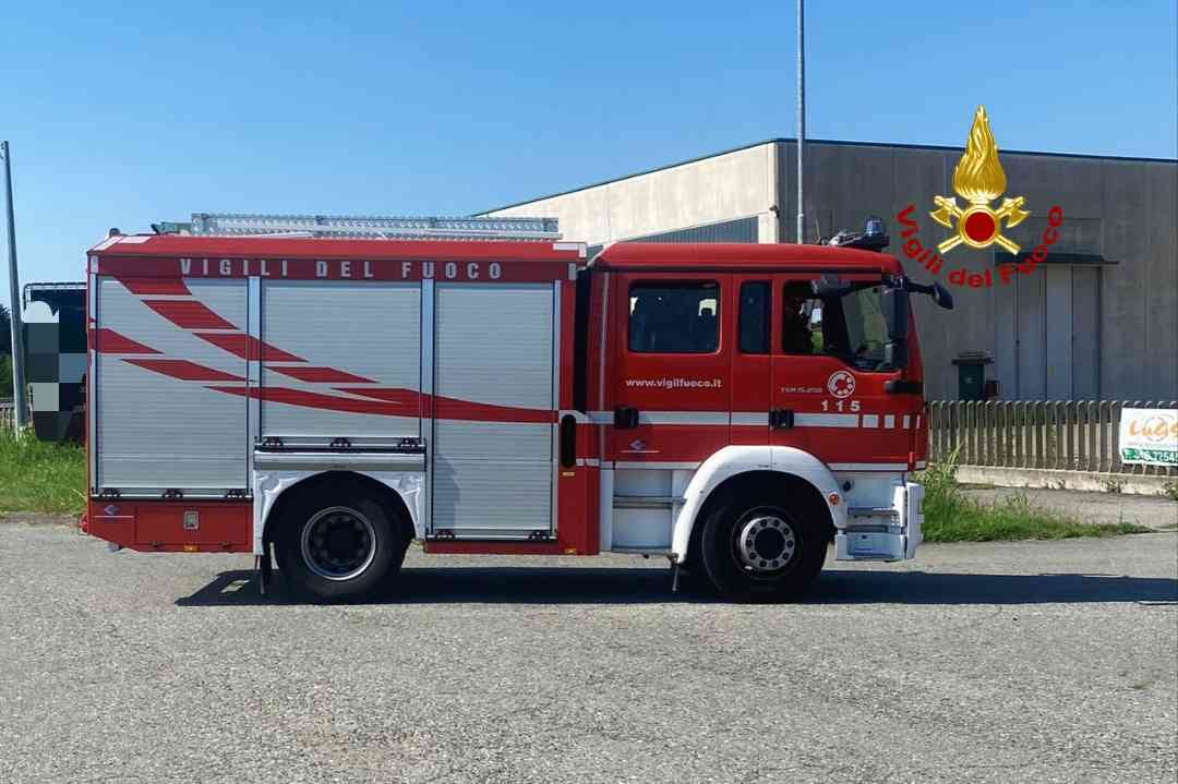 Furgone in fiamme a Ghislarengo