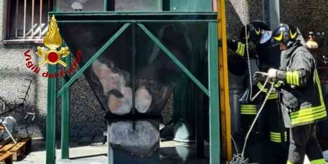 Vercelli, incendio nella zona industriale di Varallo Sesia