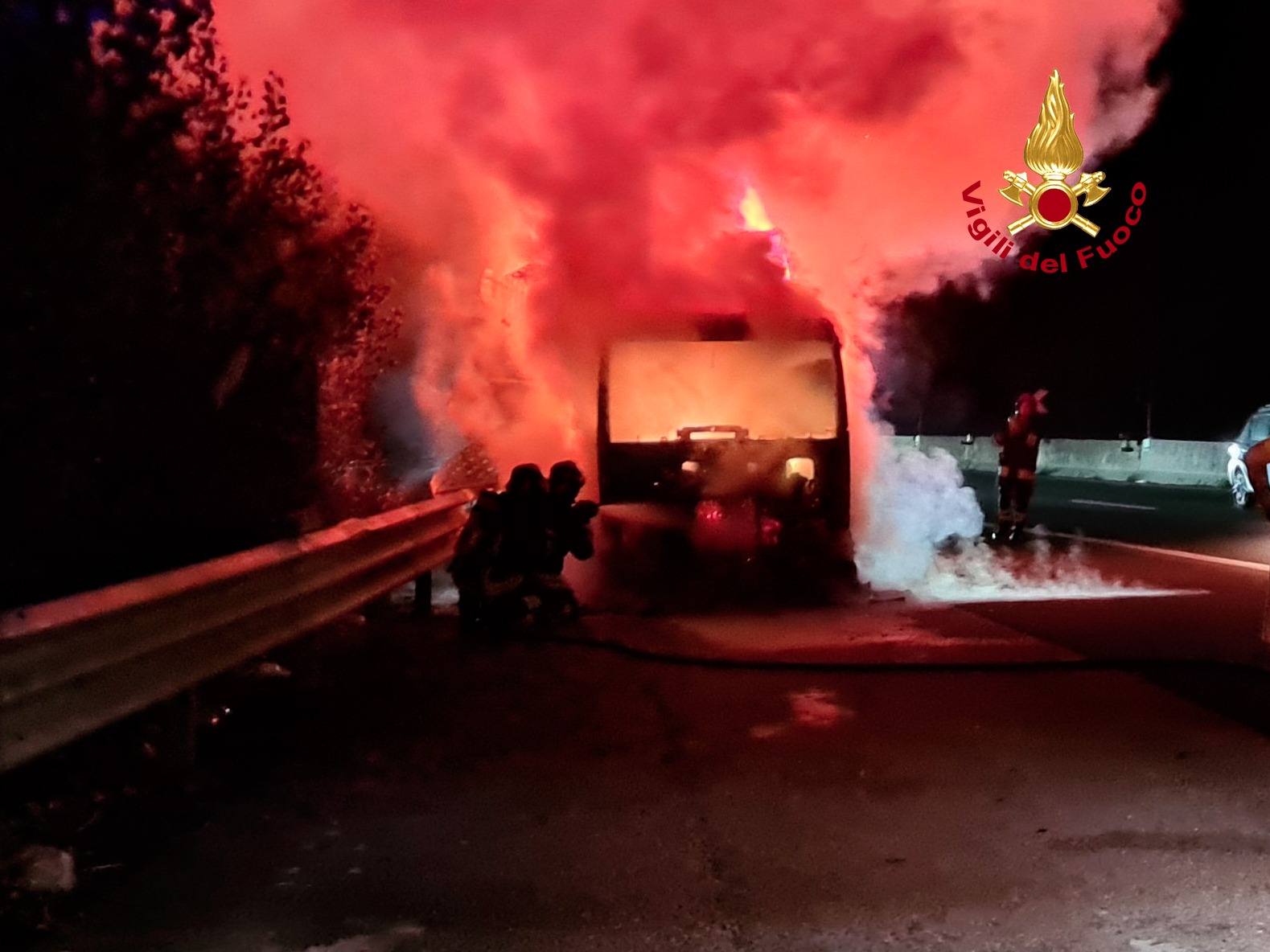 Incendio di un mezzo pesante sull'A1 nel comune di Bagno a Ripoli