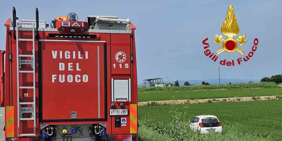 Auto finisce in una risaia. Intervengono i Vigili del fuoco