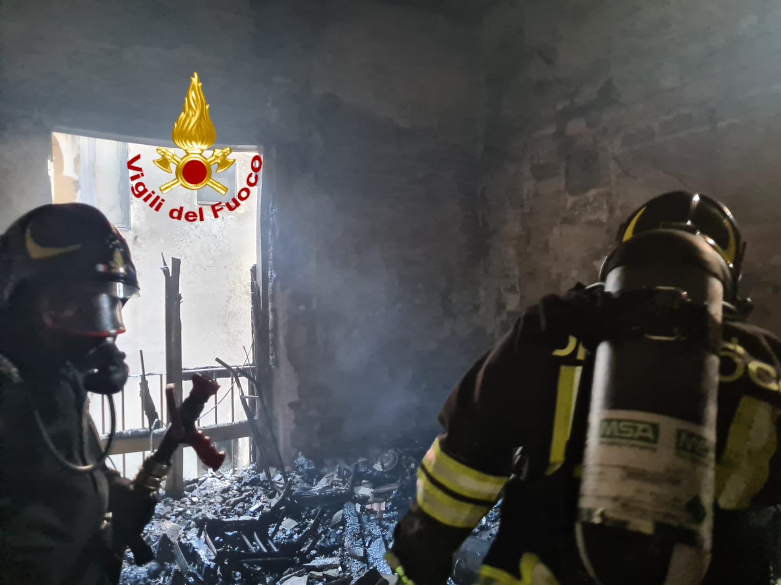 I Vigili del fuoco intervengono per un incendio di un appartamento che si è velocemente propagato in altri appartamenti