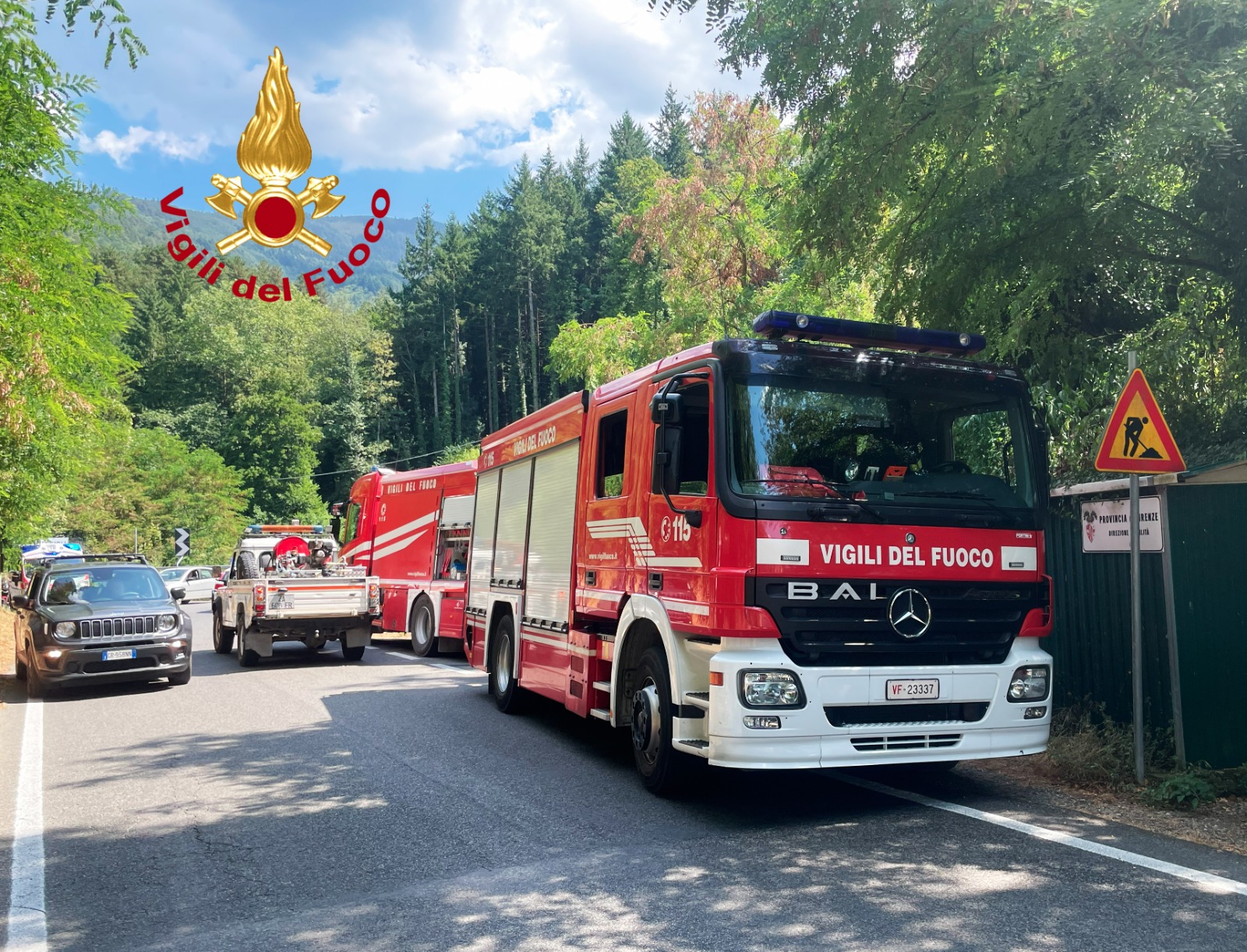Incendio di bosco nel comune di Pelago. Vigili del fuoco a presidio delle abitazioni sulla zona
