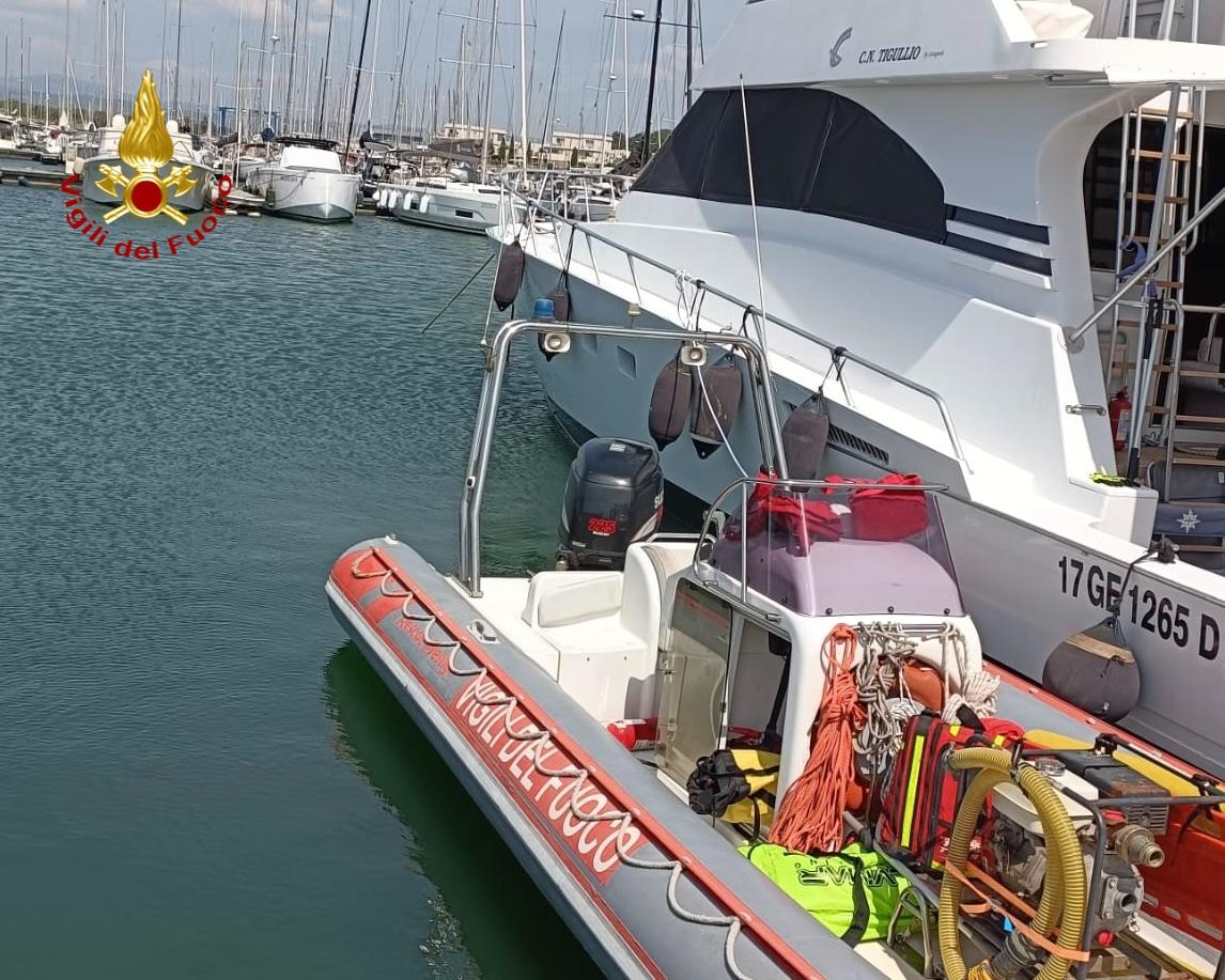 Incendio di un'imbarcazione nel porto turistico di Scarlino