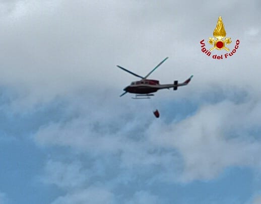 Vasto incendio nel Parco dei Renai. Richiesto l'intervento dell'elicottero Drago