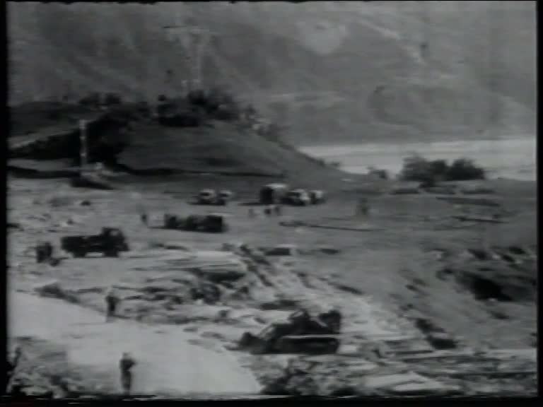 Enorme frana precipita dal monte Toc nelle acque della diga del Vajont