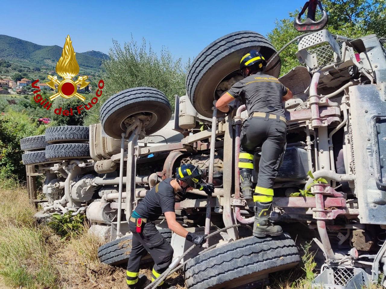 Betoniera rovesciata in luogo impervio a Sant’Arcangelo di Perugia