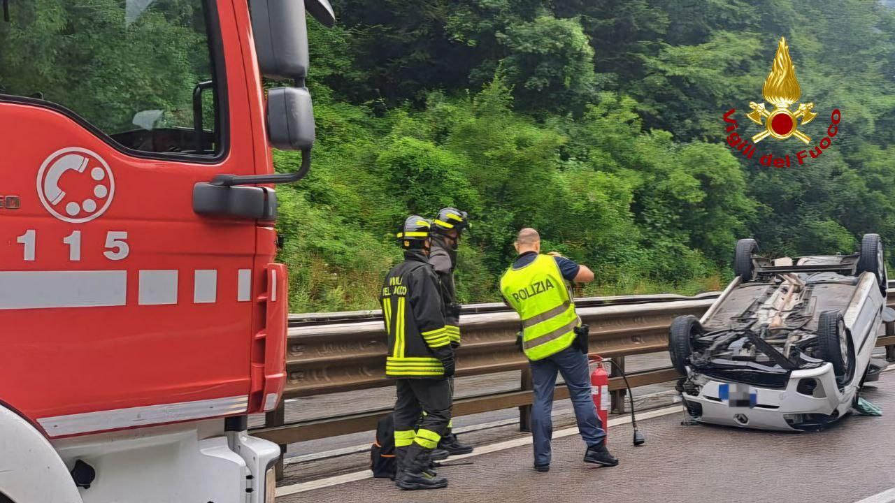 Auto ribaltata in E45 a Verghereto, soccorsi i due occupanti