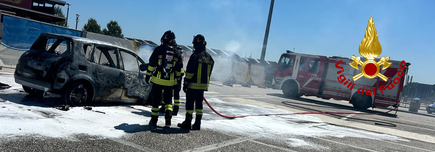 Incendio di un'autovettura in un'area di servizio a Falconara Marittina