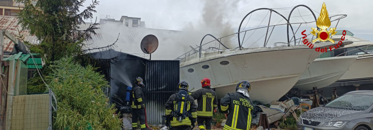 sito.jpg Incendio di un'imbarcazione a Civitanova Marche