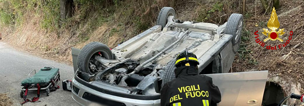 sito.jpg Incidente stradale a Camerino. Intervento dei Vigili del fuoco per estrarre il conducente