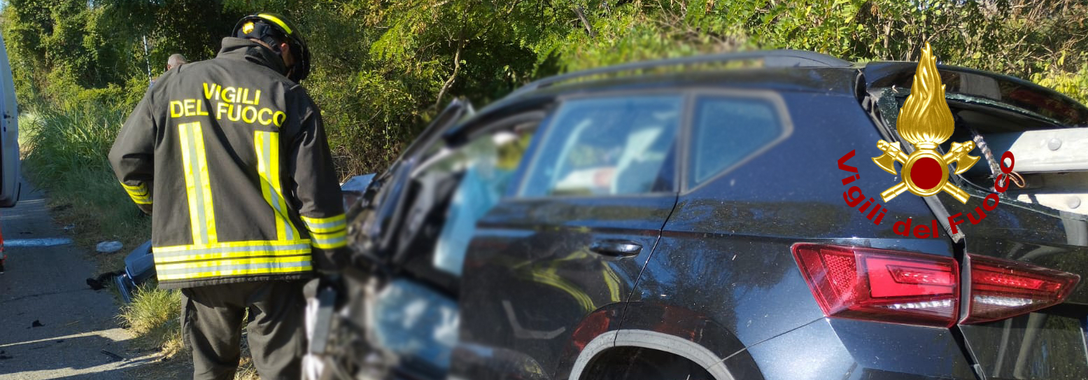 Auto finisce contro un guardrail a Monte Urano. Estratto dai Vigili del fuoco il conducente
