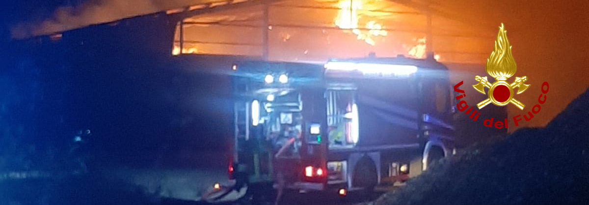 Incendio di due capannoni agricoli ad Arcevia. Vigili del fuoco in azione da ieri sera