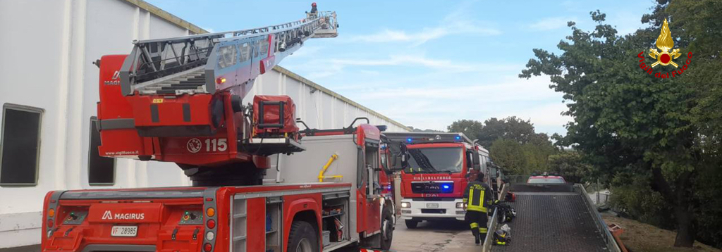 Incendio in una fabbrica in contrada Cabbiano