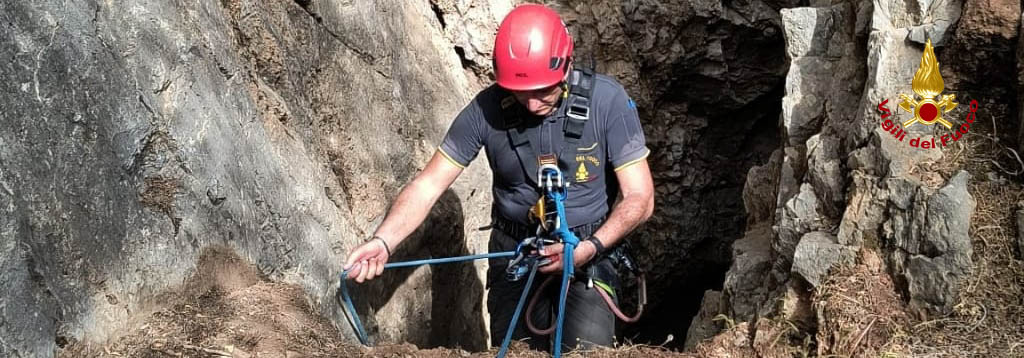 Turista disperso in un camino minerario