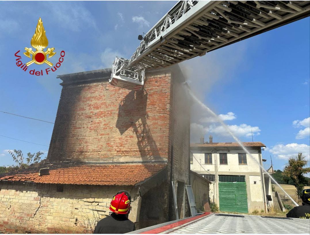 In fiamme annesso agricolo in strada Fabrianese. Vigili del fuoco sul posto