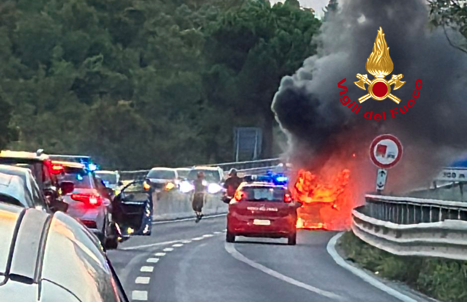 Auto prende fuoco sulla strada di grande comunicazione Fi-Pi-Li