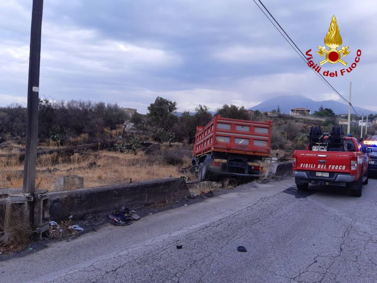 Scontro multiplo tra due auto e un mezzo pesante