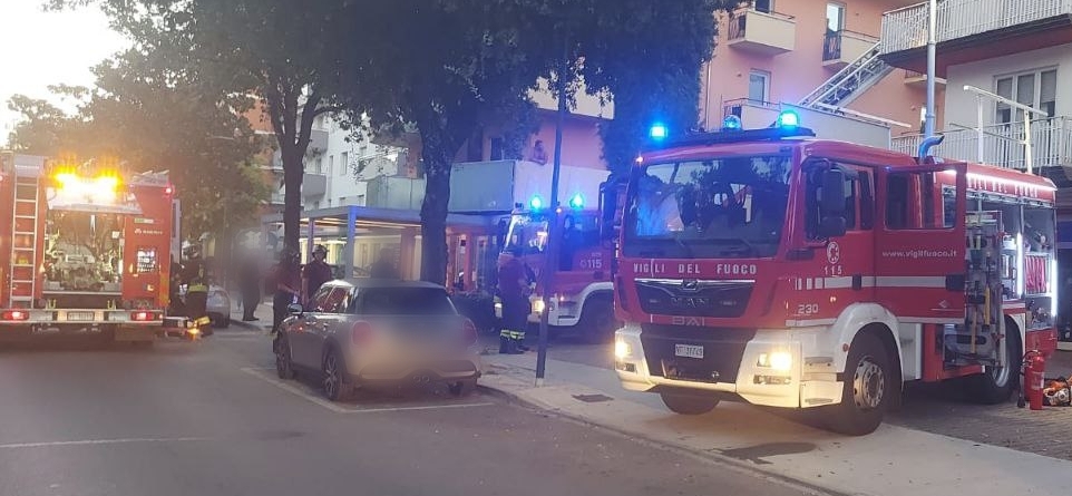 Incendio tetto a Lignano. Intervengono i Vigili del fuoco