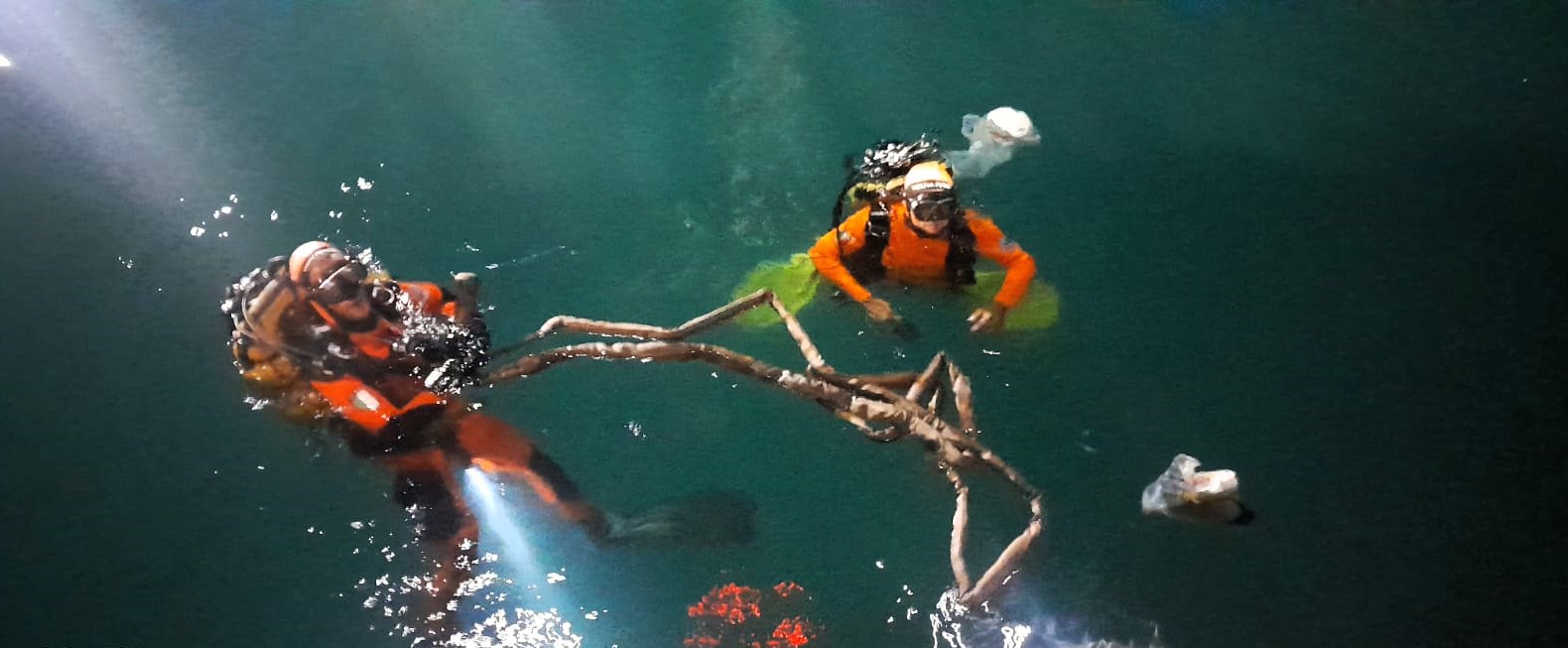 I sommozzatori recuperano una persona caduta in mare con la propria auto